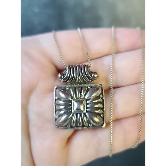 925 Sterling Silver Ridged Floral Rectangular Shaped Pendant Necklace Vintage - Picture 1 of 10